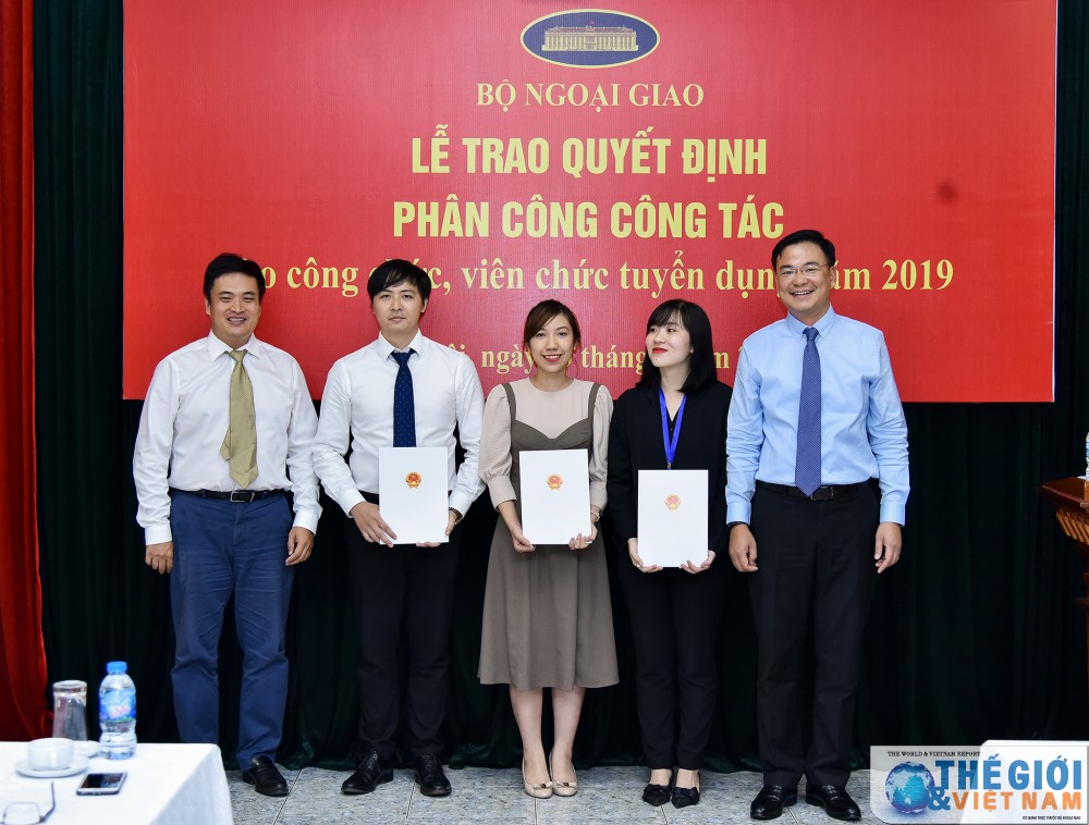 Bộ Ngoại giao trao quyết định công tác cho 78 công chức, viên chức mới được tuyển dụng bo ngoai giao trao quyet dinh cong tac cho 78 cong chuc vien chuc moi duoc tuyen dung