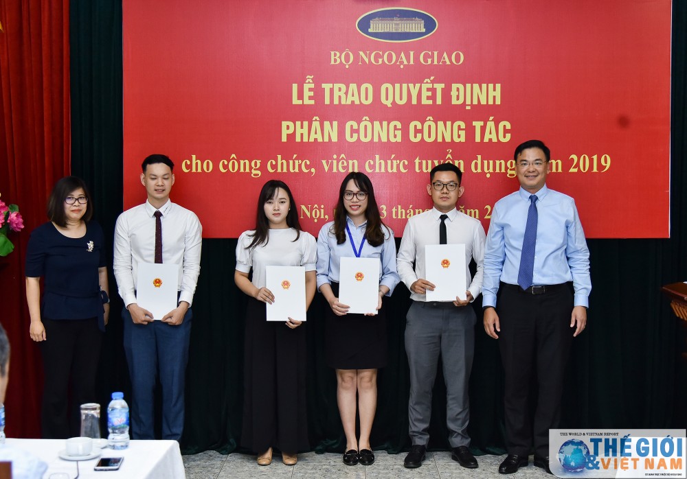 Bộ Ngoại giao trao quyết định công tác cho 78 công chức, viên chức mới được tuyển dụng bo ngoai giao trao quyet dinh cong tac cho 78 cong chuc vien chuc moi duoc tuyen dung