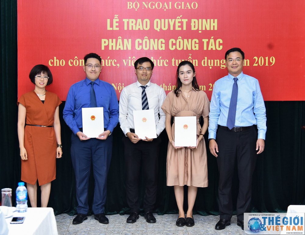 Bộ Ngoại giao trao quyết định công tác cho 78 công chức, viên chức mới được tuyển dụng bo ngoai giao trao quyet dinh cong tac cho 78 cong chuc vien chuc moi duoc tuyen dung