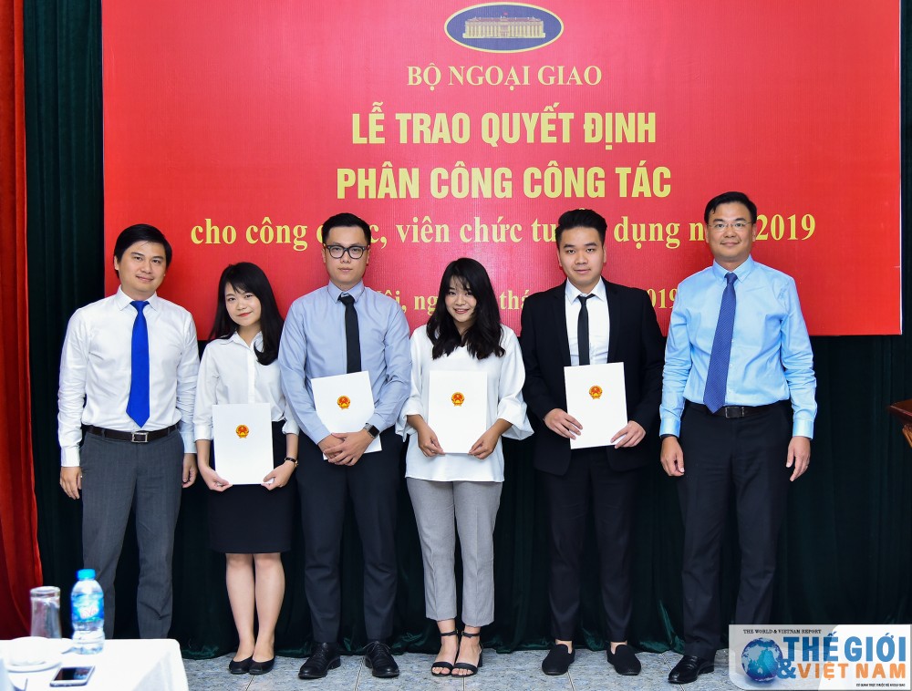 Bộ Ngoại giao trao quyết định công tác cho 78 công chức, viên chức mới được tuyển dụng bo ngoai giao trao quyet dinh cong tac cho 78 cong chuc vien chuc moi duoc tuyen dung