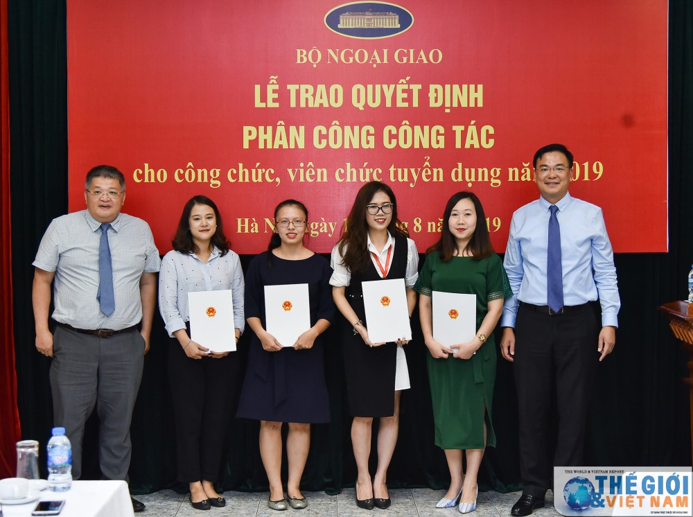 Bộ Ngoại giao trao quyết định công tác cho 78 công chức, viên chức mới được tuyển dụng bo ngoai giao trao quyet dinh cong tac cho 78 cong chuc vien chuc moi duoc tuyen dung