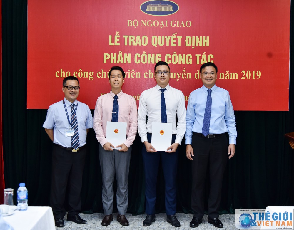 Bộ Ngoại giao trao quyết định công tác cho 78 công chức, viên chức mới được tuyển dụng bo ngoai giao trao quyet dinh cong tac cho 78 cong chuc vien chuc moi duoc tuyen dung