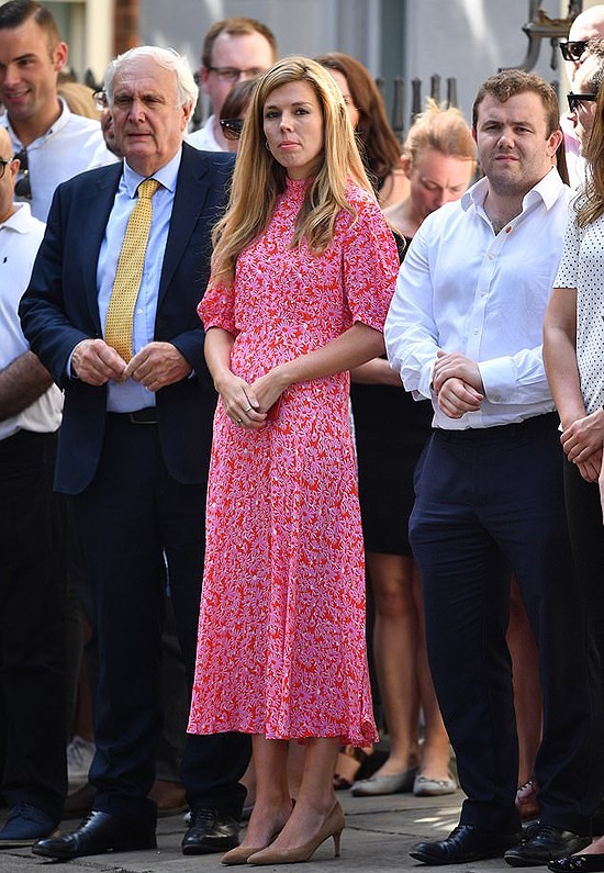 ban gai thu tuong anh sao chep phong cach thoi trang cua kate middleton hay melania trump