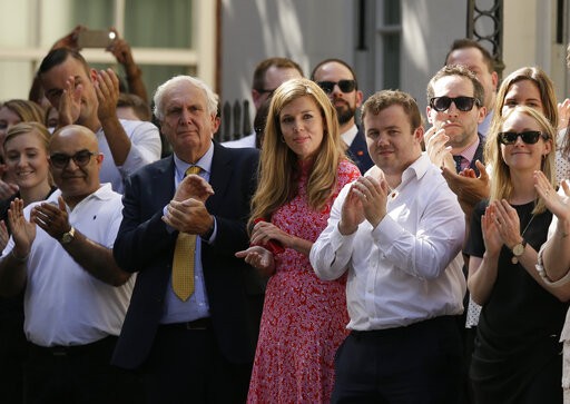 ban gai thu tuong anh sao chep phong cach thoi trang cua kate middleton hay melania trump