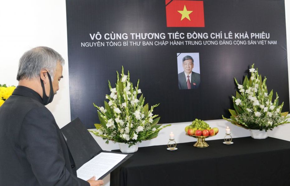 le vieng nguyen tong bi thu le kha phieu tai venezuela anh ba lan mexico va myanmar