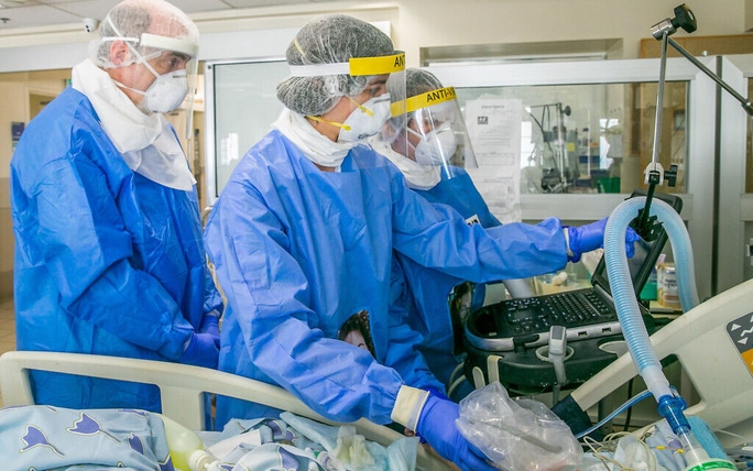 Các bác sĩ tại Bệnh viện Ichilov điều trị cho bệnh nhân. Ảnh: Yossi Aloni