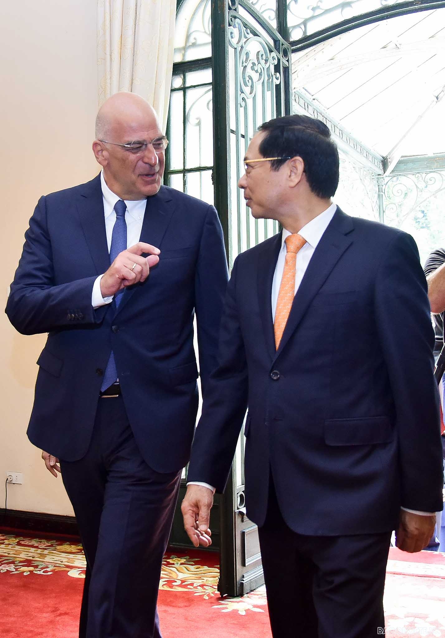 Bộ trưởng Bùi Thanh Sơn đón, hội đàm với Bộ trưởng Ngoại giao Hy Lạp