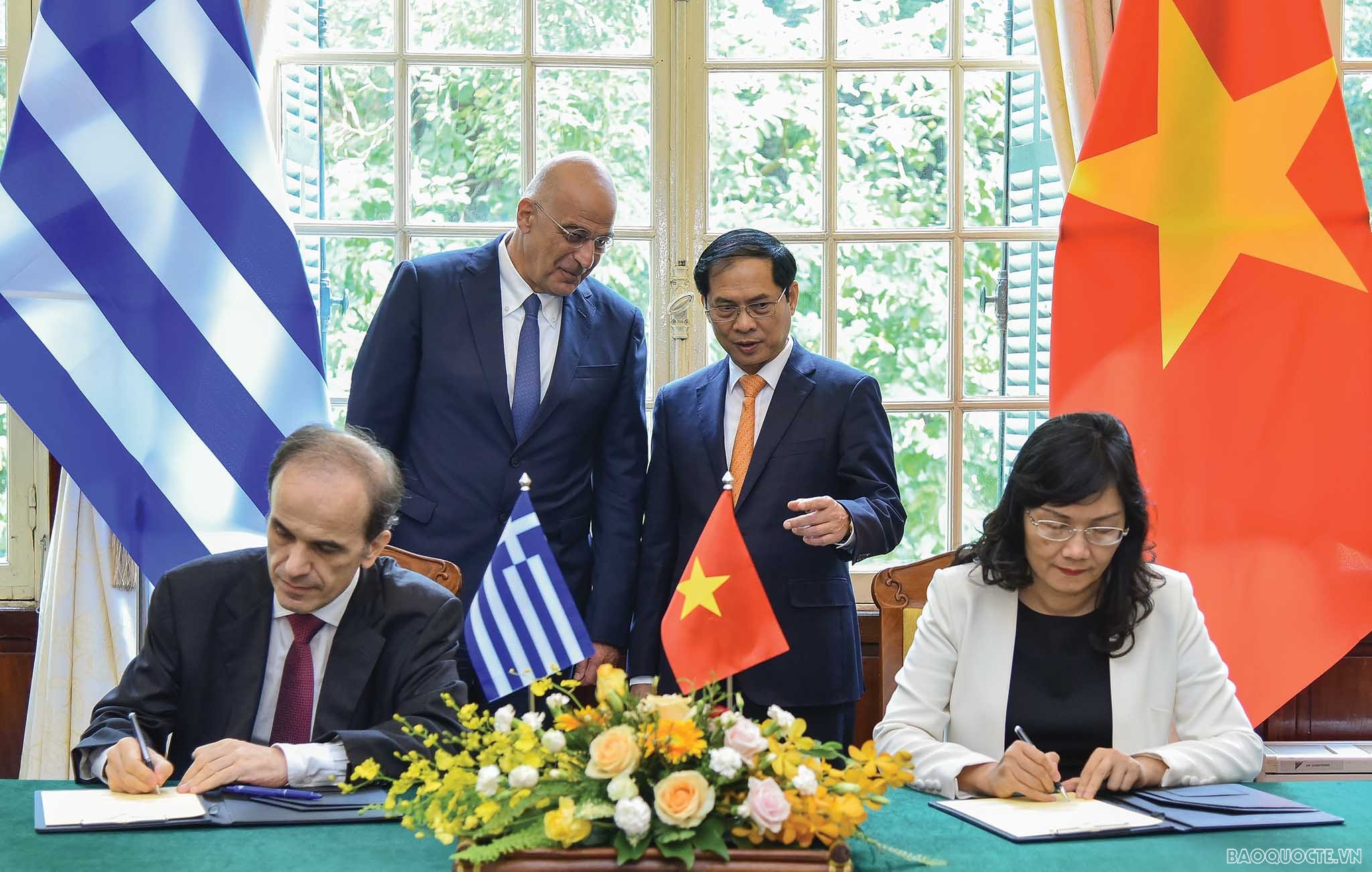 Nhân dịp này, hai Bộ trưởng cũng chứng kiến lễ ký kết Bản ghi nhớ về hợp tác trong lĩnh vực đào tạo cán bộ ngoại giao giữa Học viện Ngoại giao Việt Nam và Học viện Ngoại giao Hy Lạp.
