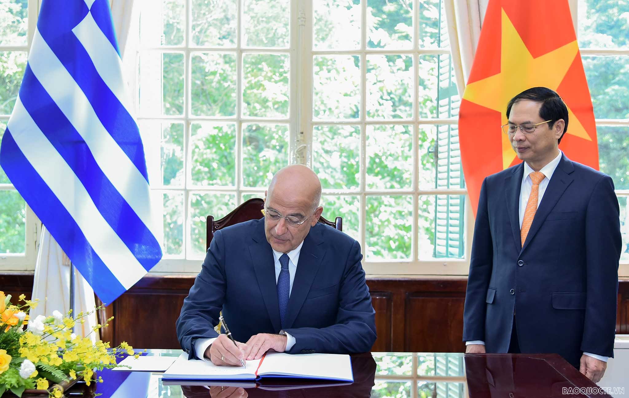 Bộ trưởng Bùi Thanh Sơn đón, hội đàm với Bộ trưởng Ngoại giao Hy Lạp