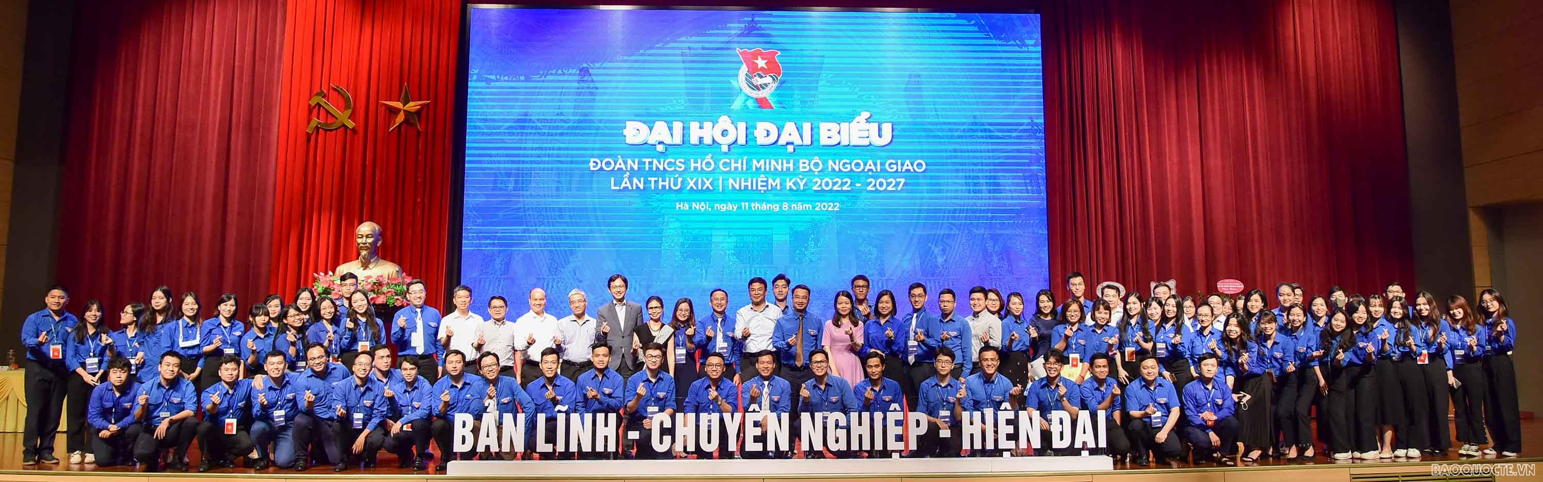 Thứ trưởng Ngoại giao Phạm Quang Hiệu và các đại biểu chụp ảnh lưu niệm cùng các đoàn viên thanh niên tại đại hội.