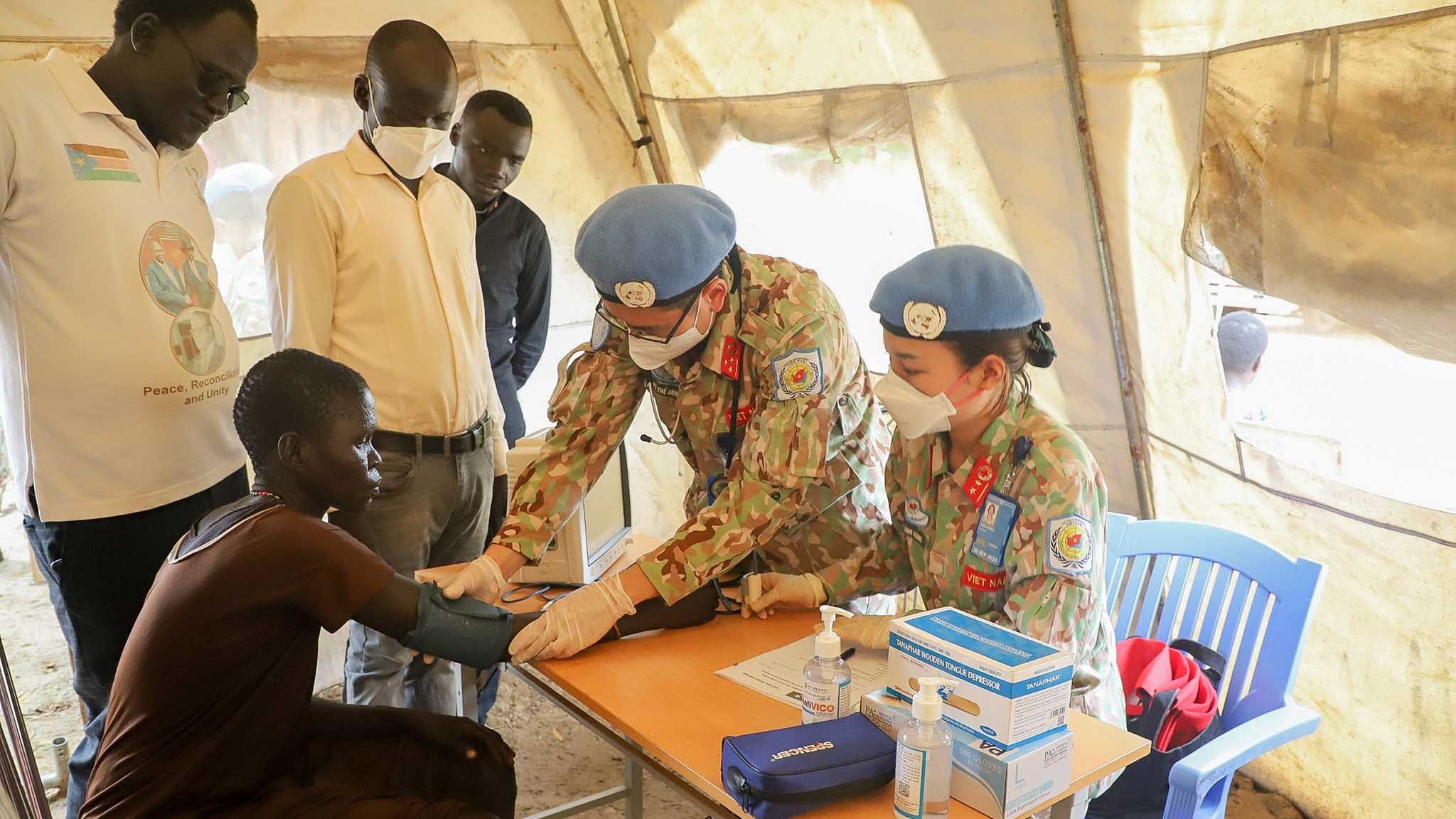 Bác sĩ mũ nồi xanh Việt Nam khám bệnh, cấp phát thuốc miễn phí cho hơn 200 người dân Nam Sudan