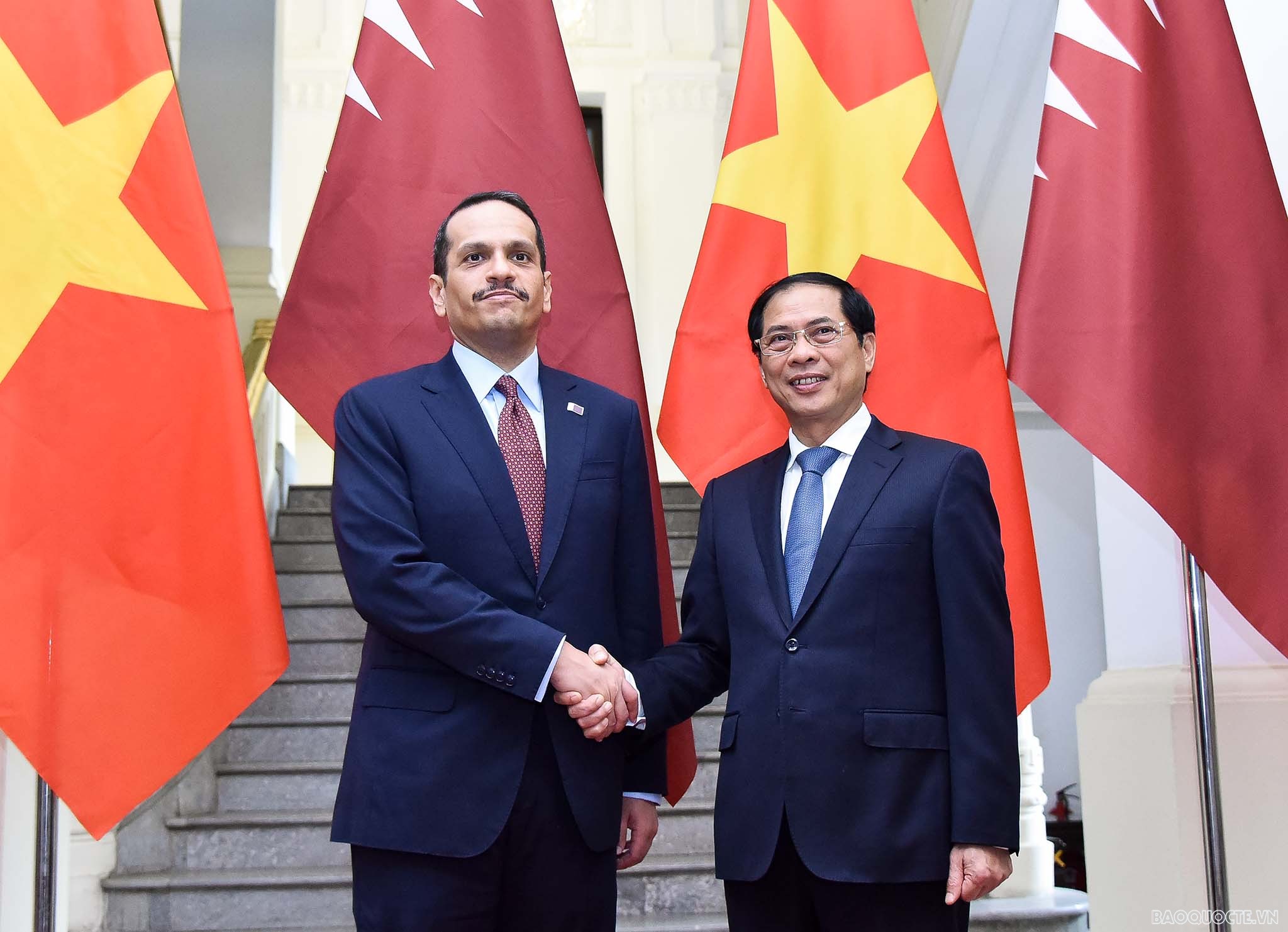 Bộ trưởng Ngoại giao Việt Nam Bùi Thanh Sơn và Phó Thủ tướng, Bộ trưởng Ngoại giao Qatar Sheikh Mohammed bin Abdulrahman Al-Thani, ngày 15/8. (Ảnh: Nguyễn Hồng)