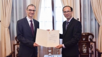 Trao Giấy chấp nhận lãnh sự cho Tổng Lãnh sự Thụy Sỹ tại TP. Hồ Chí Minh