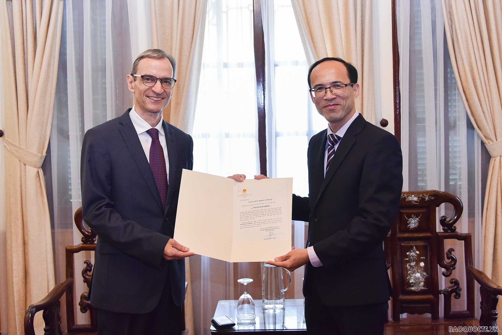 Trao Giấy chấp nhận lãnh sự cho Tổng Lãnh sự Thụy Sỹ tại TP. Hồ Chí Minh