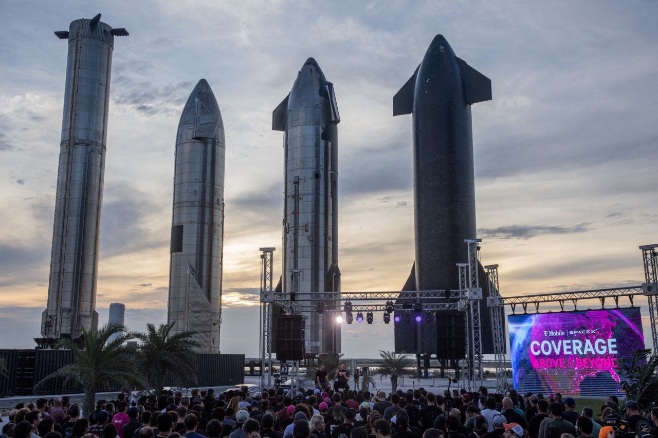 Kỹ sư trưởng SpaceX Elon Musk và Giám đốc điều hành T-Mobile Mike Sievert tham gia một cuộc họp báo chung tại SpaceX Starbase, ở Brownsville, Texas, Hoa Kỳ, ngày 25 tháng 8 năm 2022. (Nguồn: Reuters)