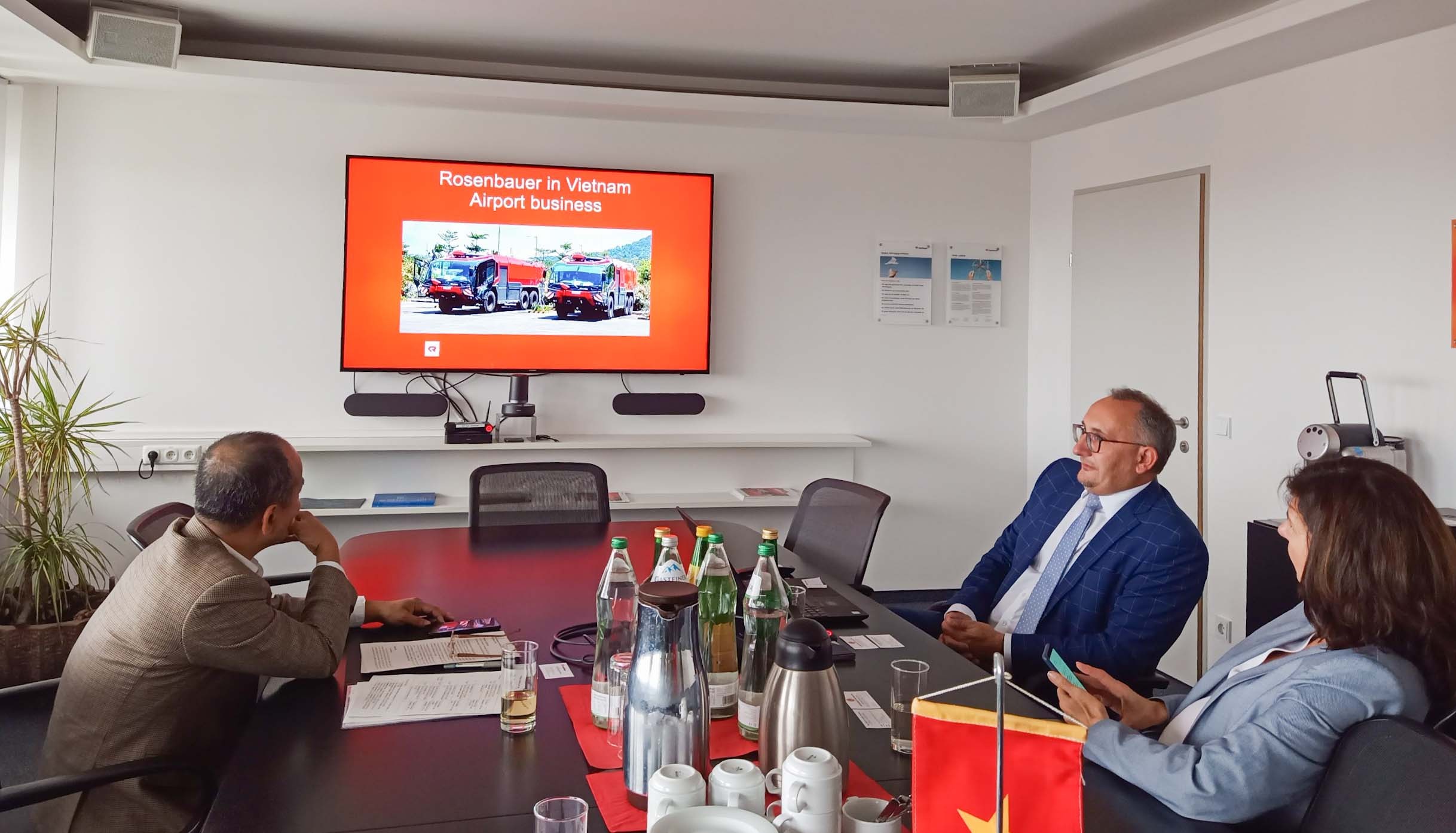 Đoàn thăm Tập đoàn Rosenbauer là một trong những nhà sản xuất phương tiện cứu hỏa và thiết bị chữa cháy lớn nhất thế giới. Đoàn thăm Tập đoàn Rosenbauer là một trong những nhà sản xuất phương tiện cứu hỏa và thiết bị chữa cháy lớn nhất thế giới.