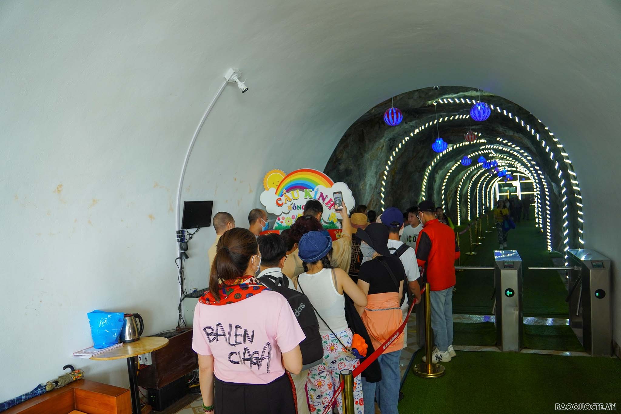 Để lên đến Cầu kính Rồng Mây, du khách phải đi qua một đoạn đường hầm dài 70m xuyên qua núi để tới chân hệ thống thang máy.