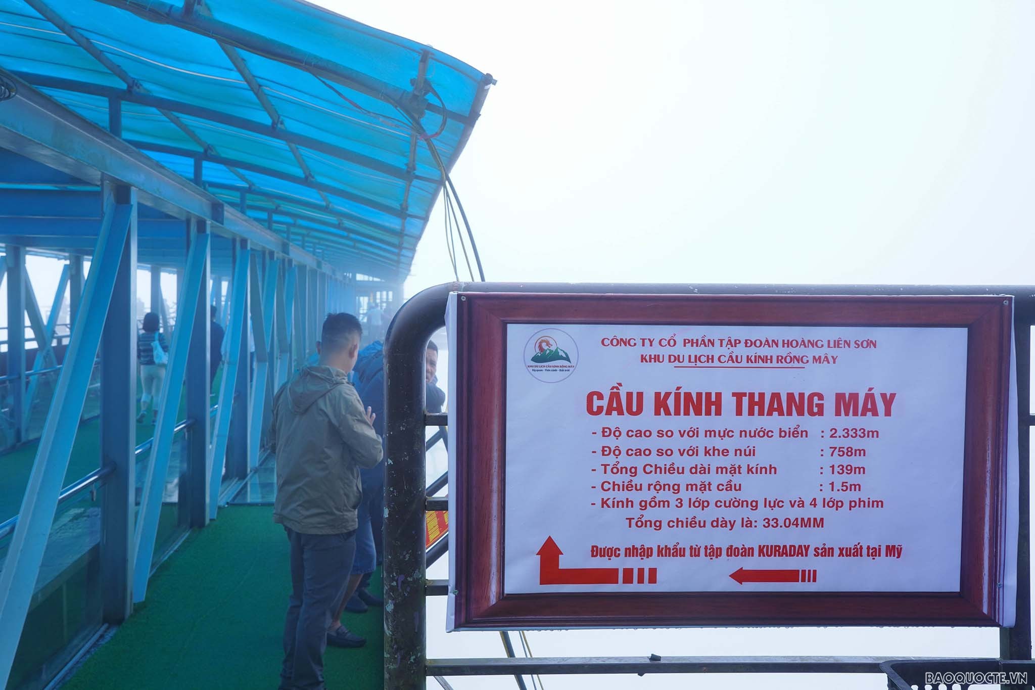 Thang máy được thiết kế ba mặt kính cường lực trong suốt. Đặc biệt, tốc độ của thang máy chỉ ở mức vừa phải, không quá nhanh, chính vì vậy du khách có thể thoả thích chiêm ngưỡng vẻ đẹp của núi rừng, của đèo Ô Quy Hồ và dãy Hoàng Liên Sơn từ xa.