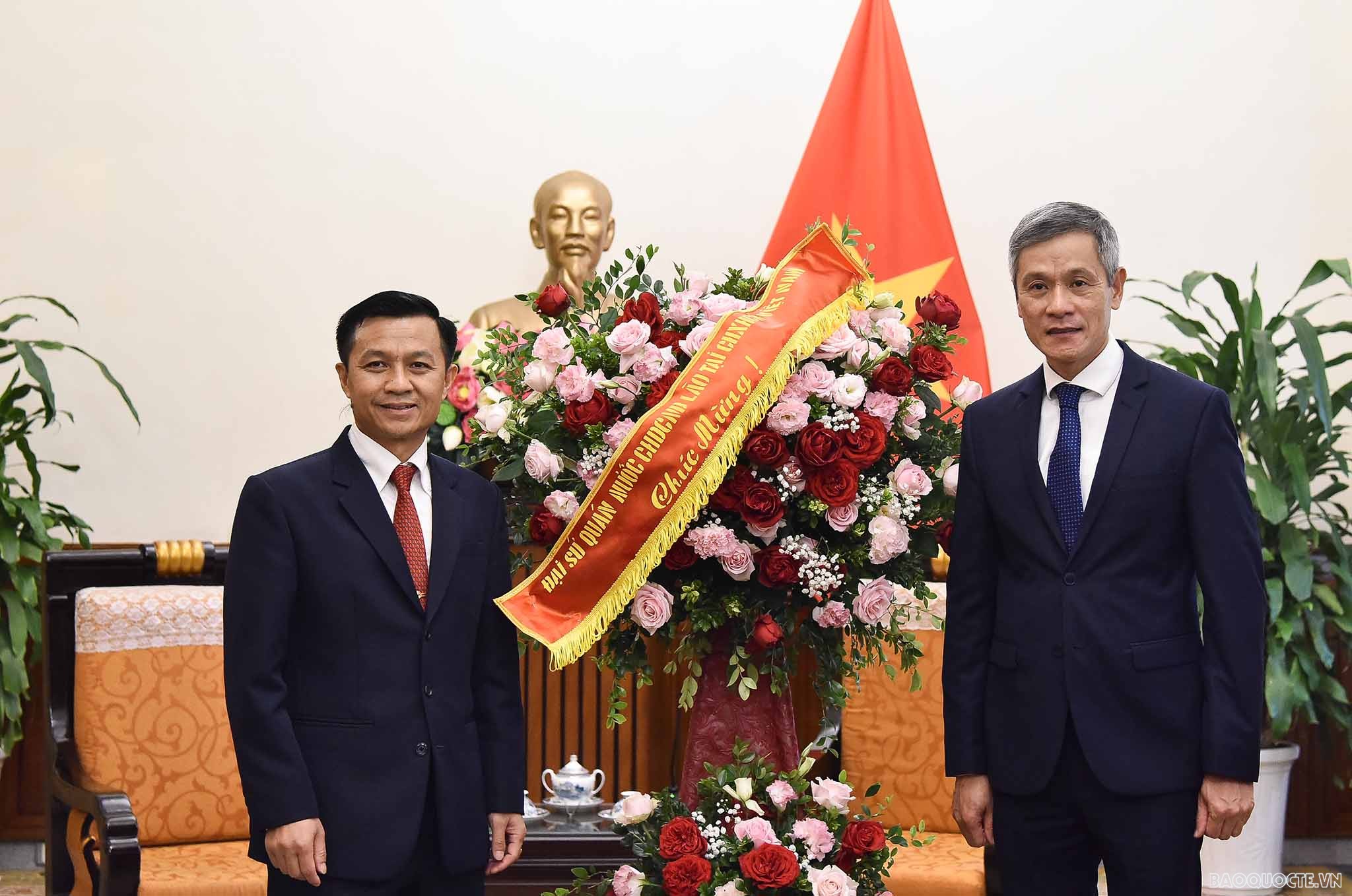 Lãnh đạo Đại sứ quán Lào tại Việt Nam đến Bộ Ngoại giao chúc mừng dịp Quốc khánh Việt Nam