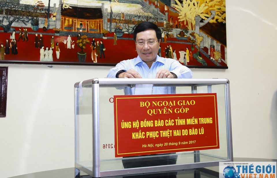 Bộ Ngoại giao quyên góp ủng hộ đồng bào các tỉnh miền Trung