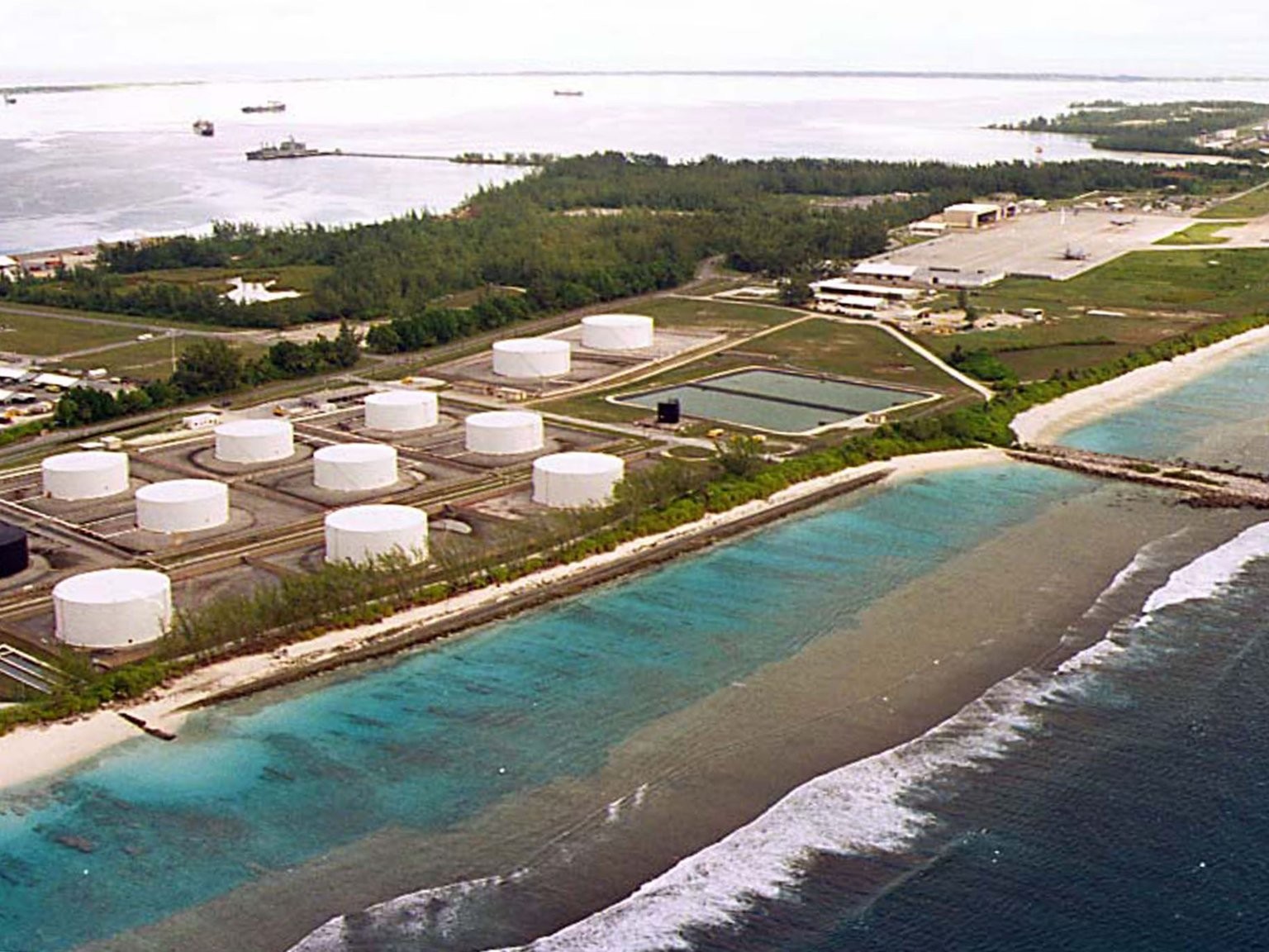 ben trong diego garcia can cu quan su tuyet mat cua my giua an do duong