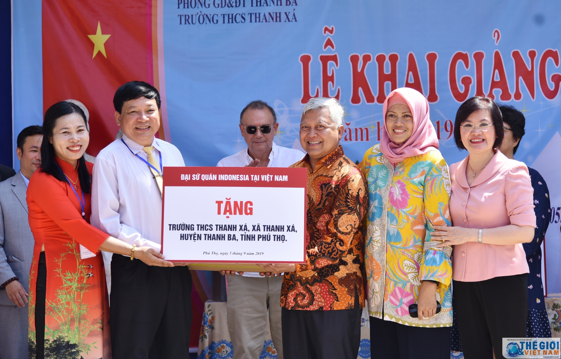 hon 1 ti dong duoc trao cho truong thcs thanh xa phu tho nhan dip nam hoc moi