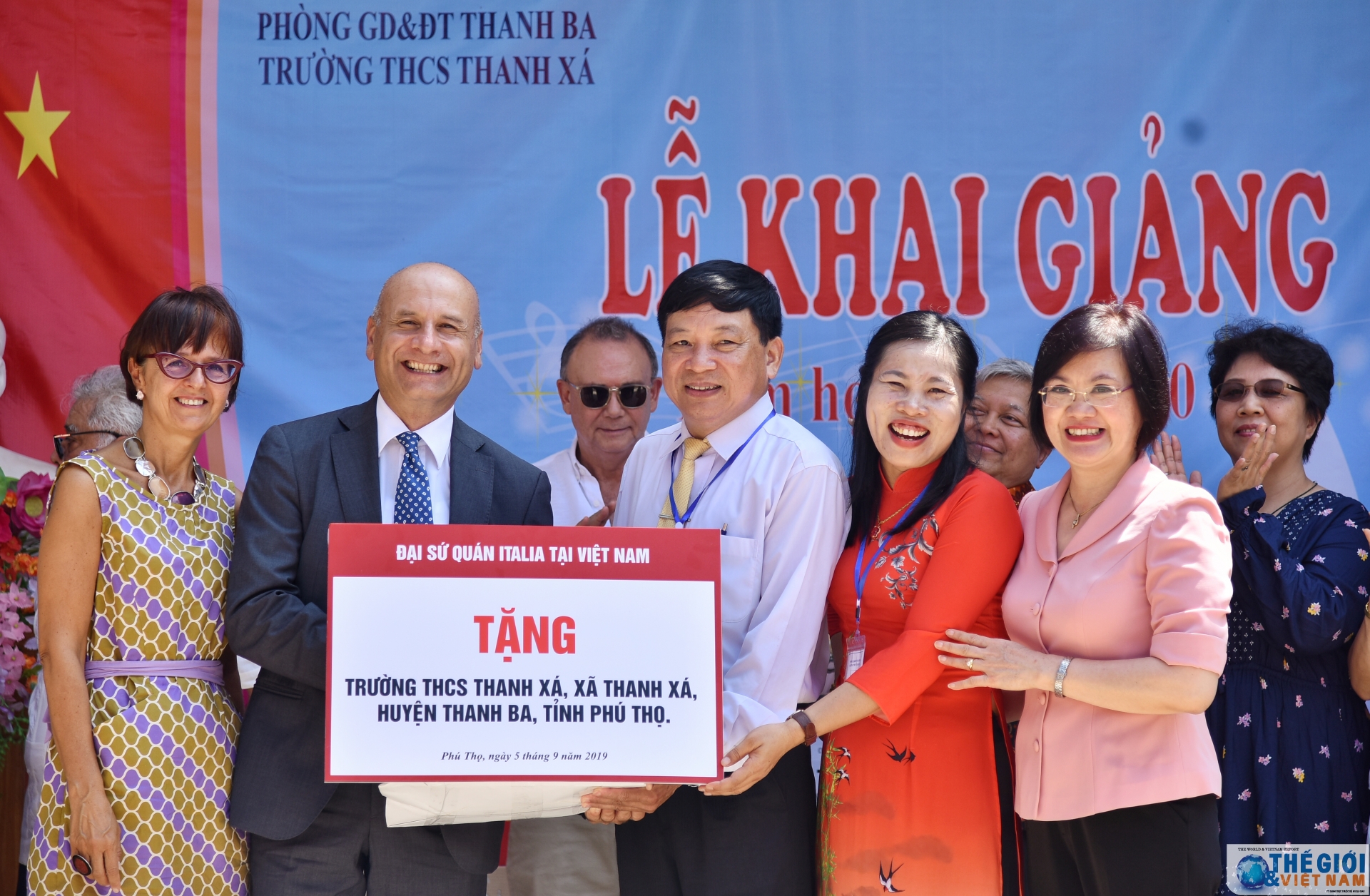 hon 1 ti dong duoc trao cho truong thcs thanh xa phu tho nhan dip nam hoc moi