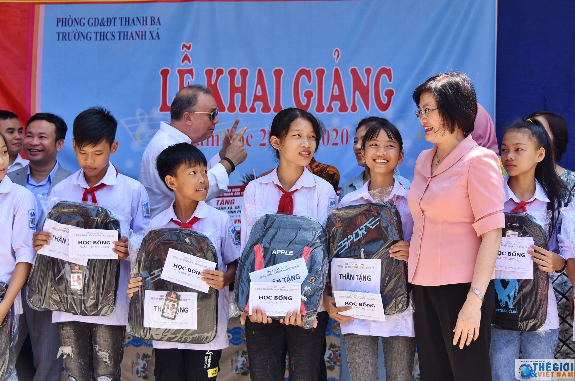 hon 1 ti dong duoc trao cho truong thcs thanh xa phu tho nhan dip nam hoc moi