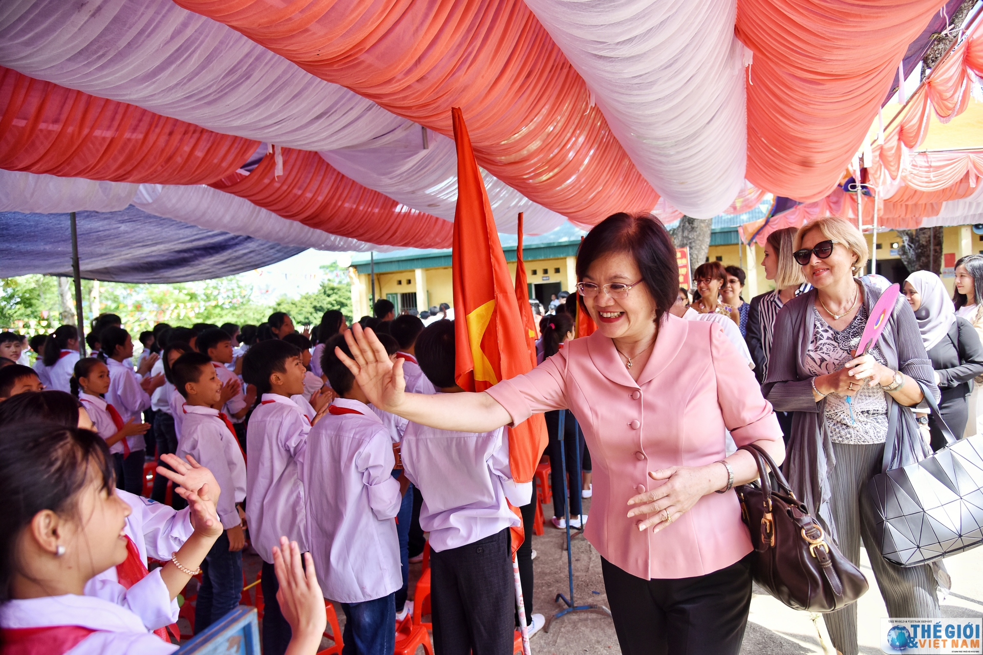 hon 1 ti dong duoc trao cho truong thcs thanh xa phu tho nhan dip nam hoc moi