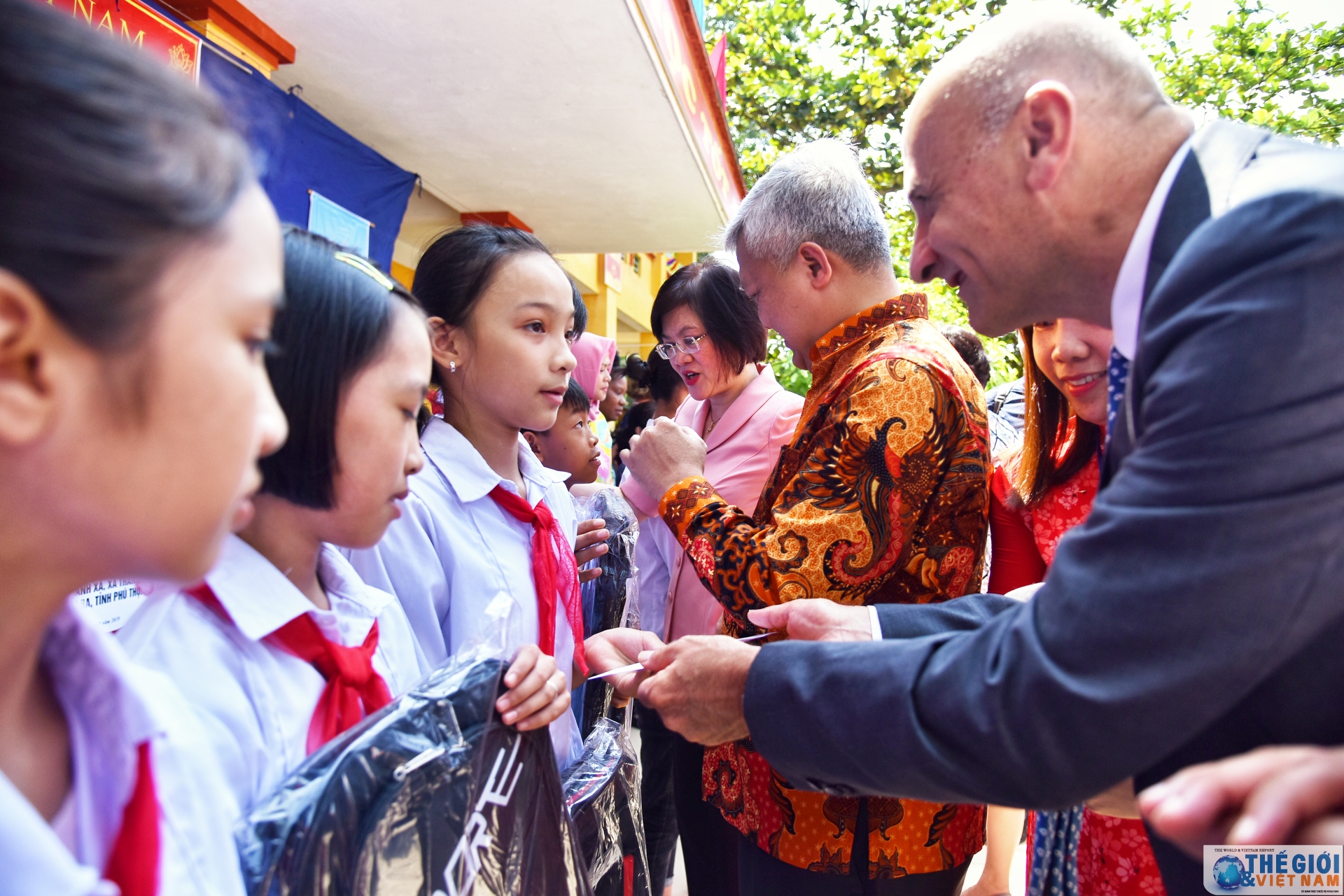 hon 1 ti dong duoc trao cho truong thcs thanh xa phu tho nhan dip nam hoc moi