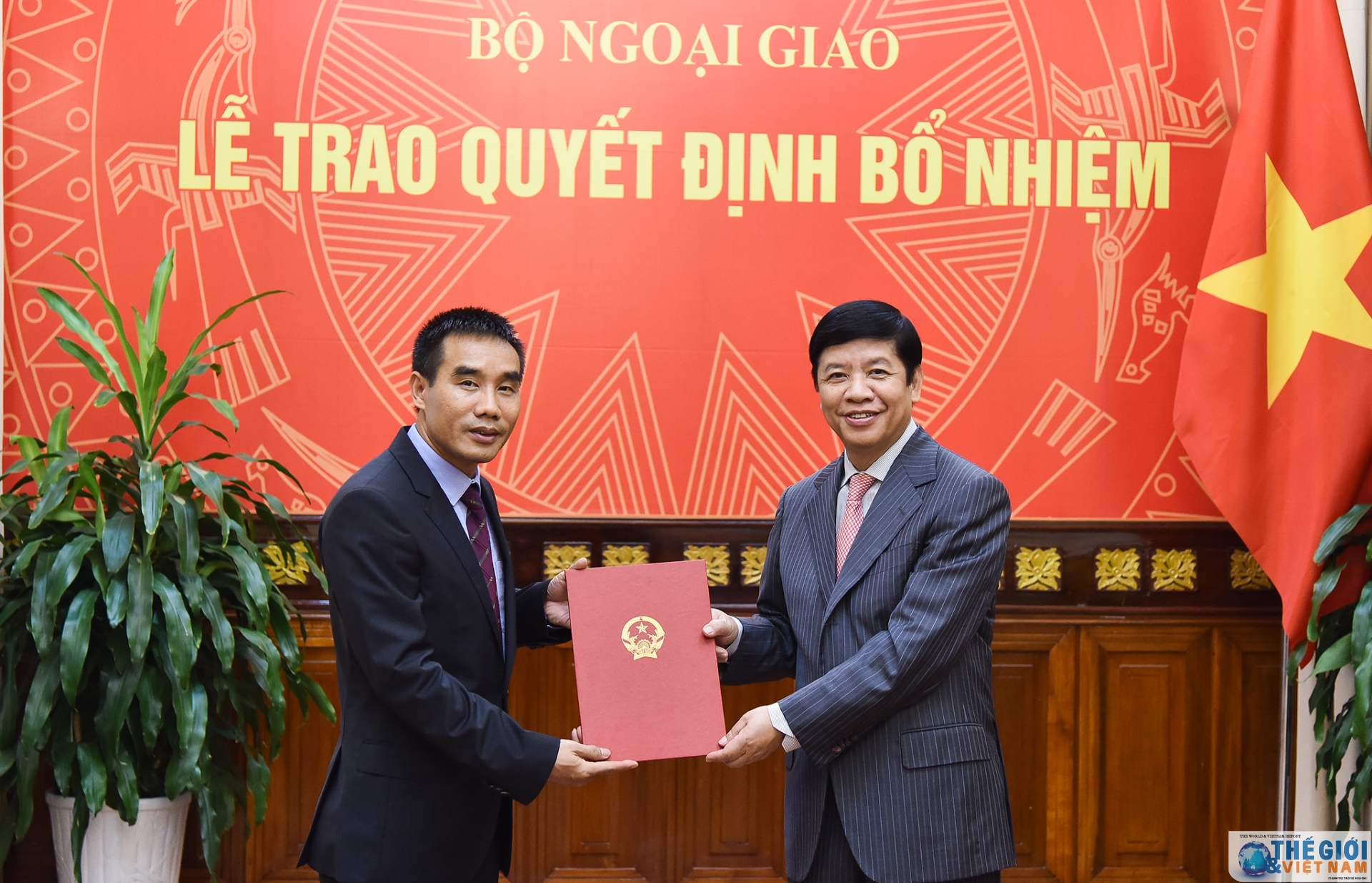 thu truong ngoai giao nguyen quoc cuong trao quyet dinh dieu dong phan cong can bo