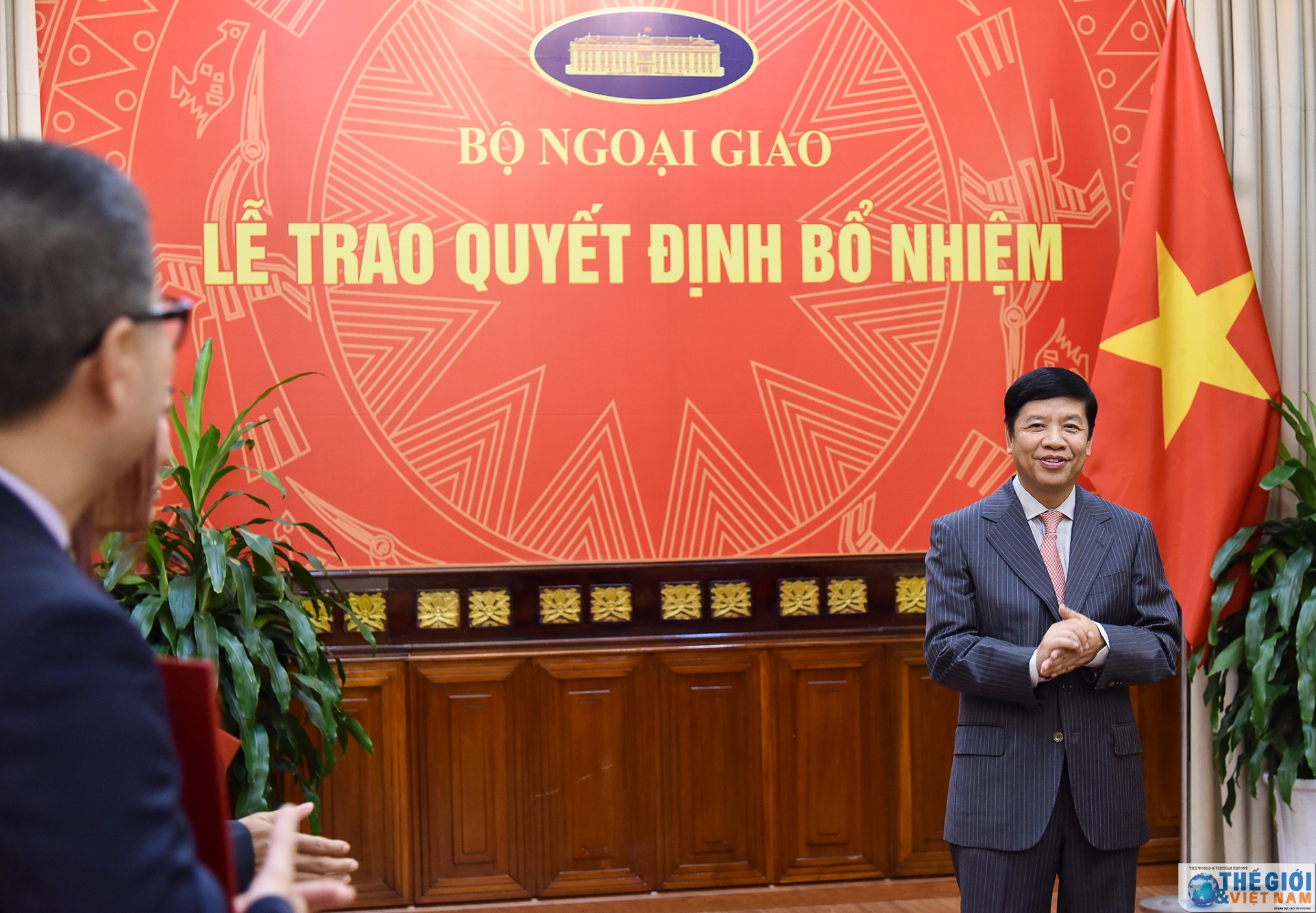 thu truong ngoai giao nguyen quoc cuong trao quyet dinh dieu dong phan cong can bo