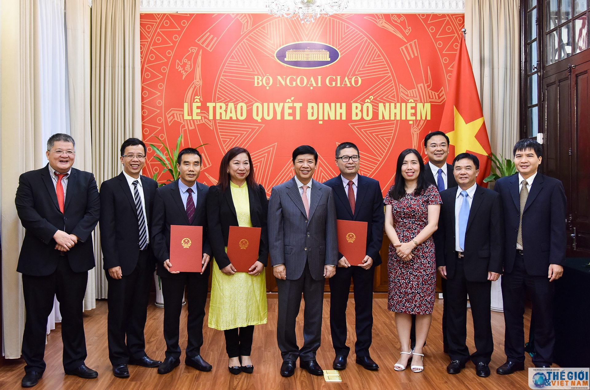 thu truong ngoai giao nguyen quoc cuong trao quyet dinh dieu dong phan cong can bo