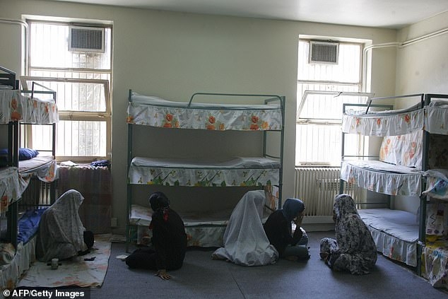 ben trong nha tu tan bao nhat the gioi evin o iran