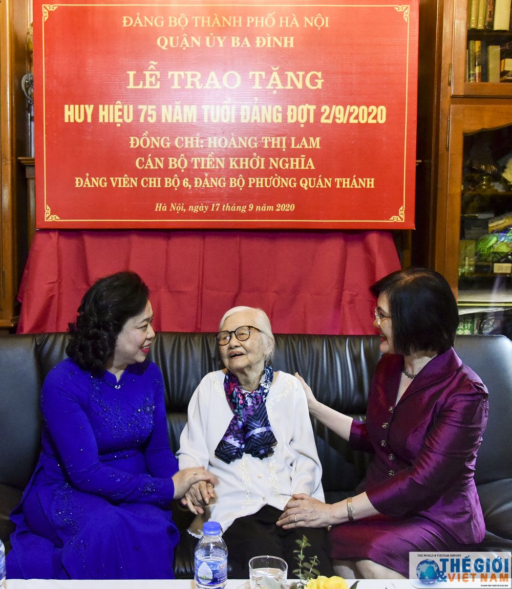 trao huy hieu 75 nam tuoi dang cho dang vien lao thanh can bo tien khoi nghia hoang thi lam