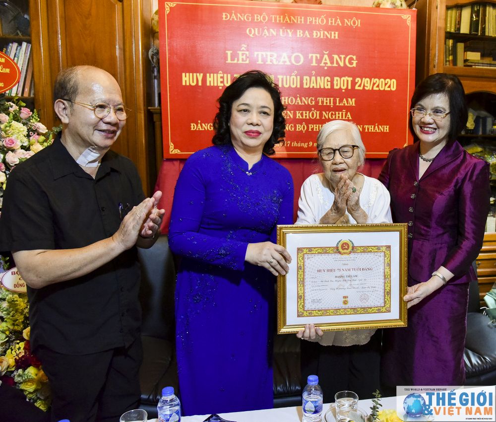 trao-huy-hieu-75-nam-tuoi-dang-cho-dang-vien-lao-thanh-can-bo-tien-khoi-nghia-hoang-thi-lam-1