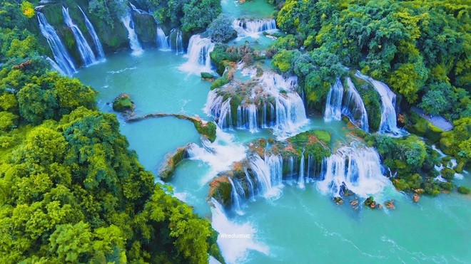 Hình ảnh Thác Bản Giốc được Quốc ghi lại với dòng nước xanh trong.