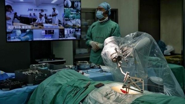 Robot 5G - trợ thủ đắc lực cho các bác sỹ ngoại khoa ở Trung Quốc. (Nguồn: chinadailyhk.com)