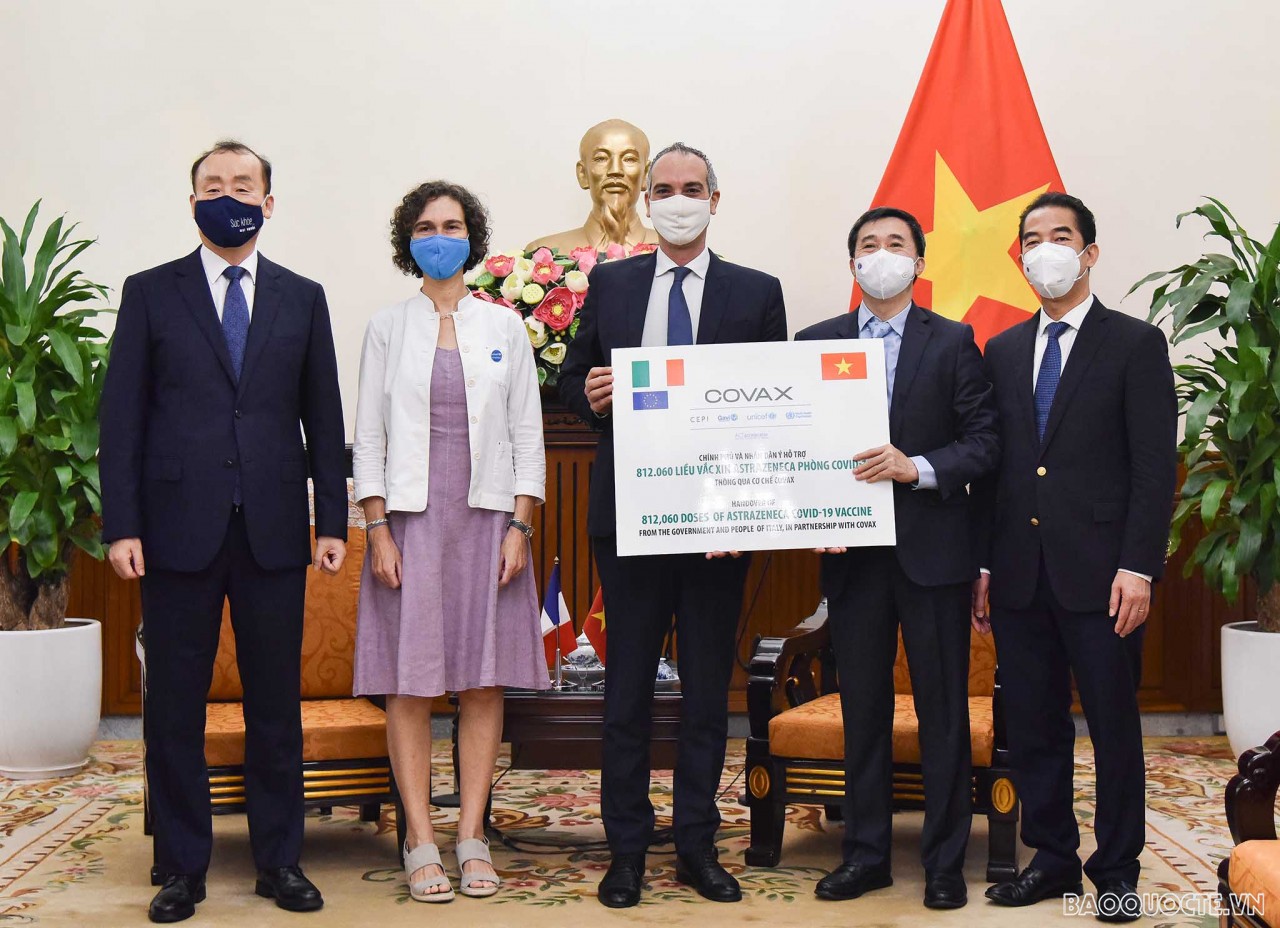 Việt Nam nhận 1,5 triệu vaccine Covid-19