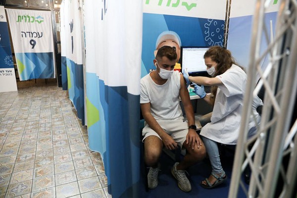 Vì sao đi đầu về tiêm chủng vaccine nhưng số ca mắc Covid-19 vẫn tăng. (Nguồn: EPA)