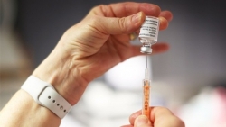 Yếu tố nào khiến nguy cơ nhiễm Covid-19 của người đã tiêm vaccine tăng?