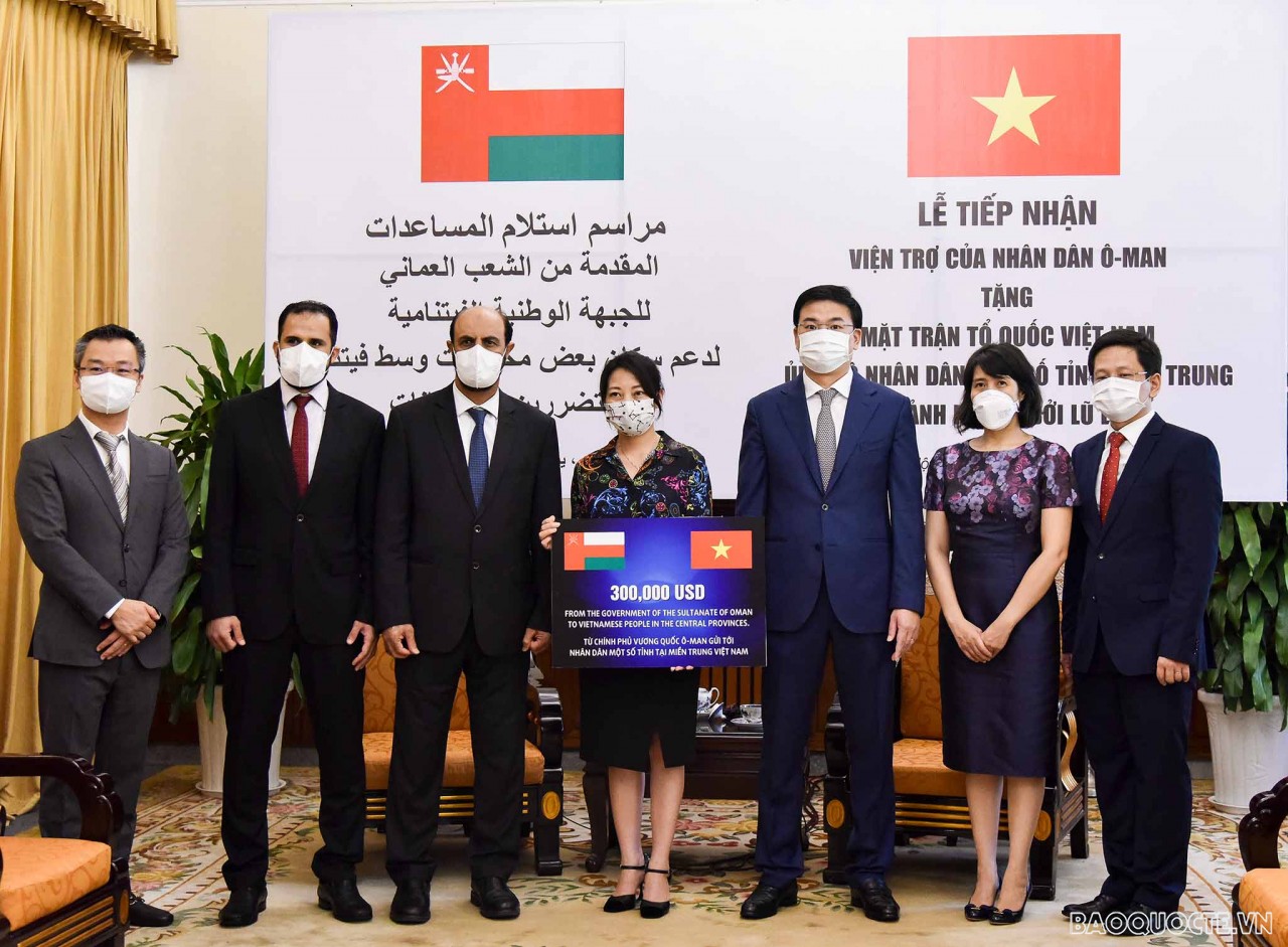 Oman ủng hộ 300.000 USD giúp đỡ nhân dân một số tỉnh miền Trung Việt Nam bị ảnh hưởng lũ lụt