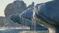 Hiện tượng băng tan ở hai cực khiến bề mặt Trái đất bị cong
