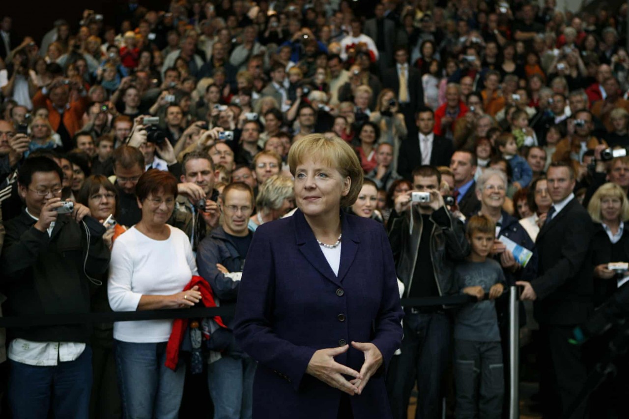 Hành trình 16 năm 'chèo léo' châu Âu của bà Merkel qua những bức ảnh