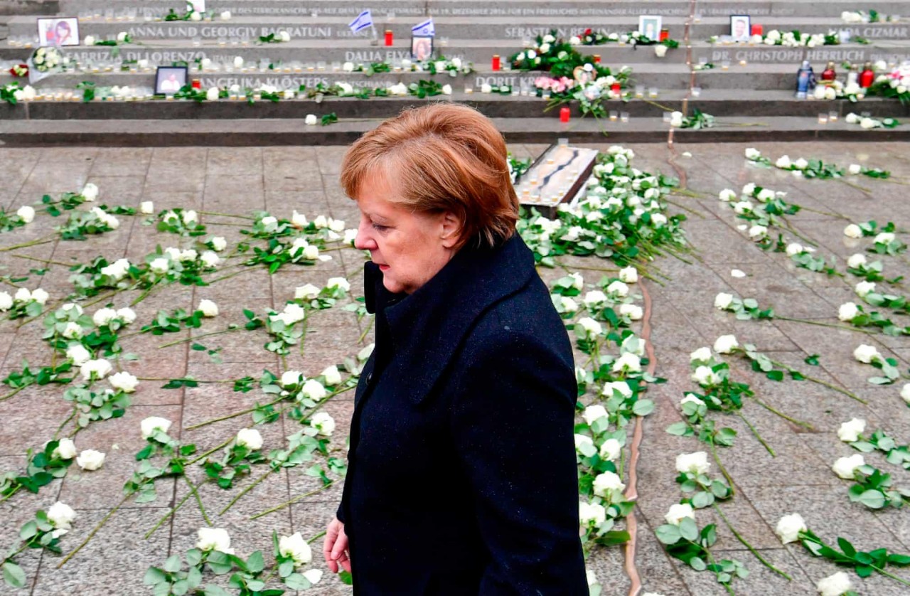 Hành trình 16 năm 'chèo lái' châu Âu của bà Merkel qua những bức ảnh