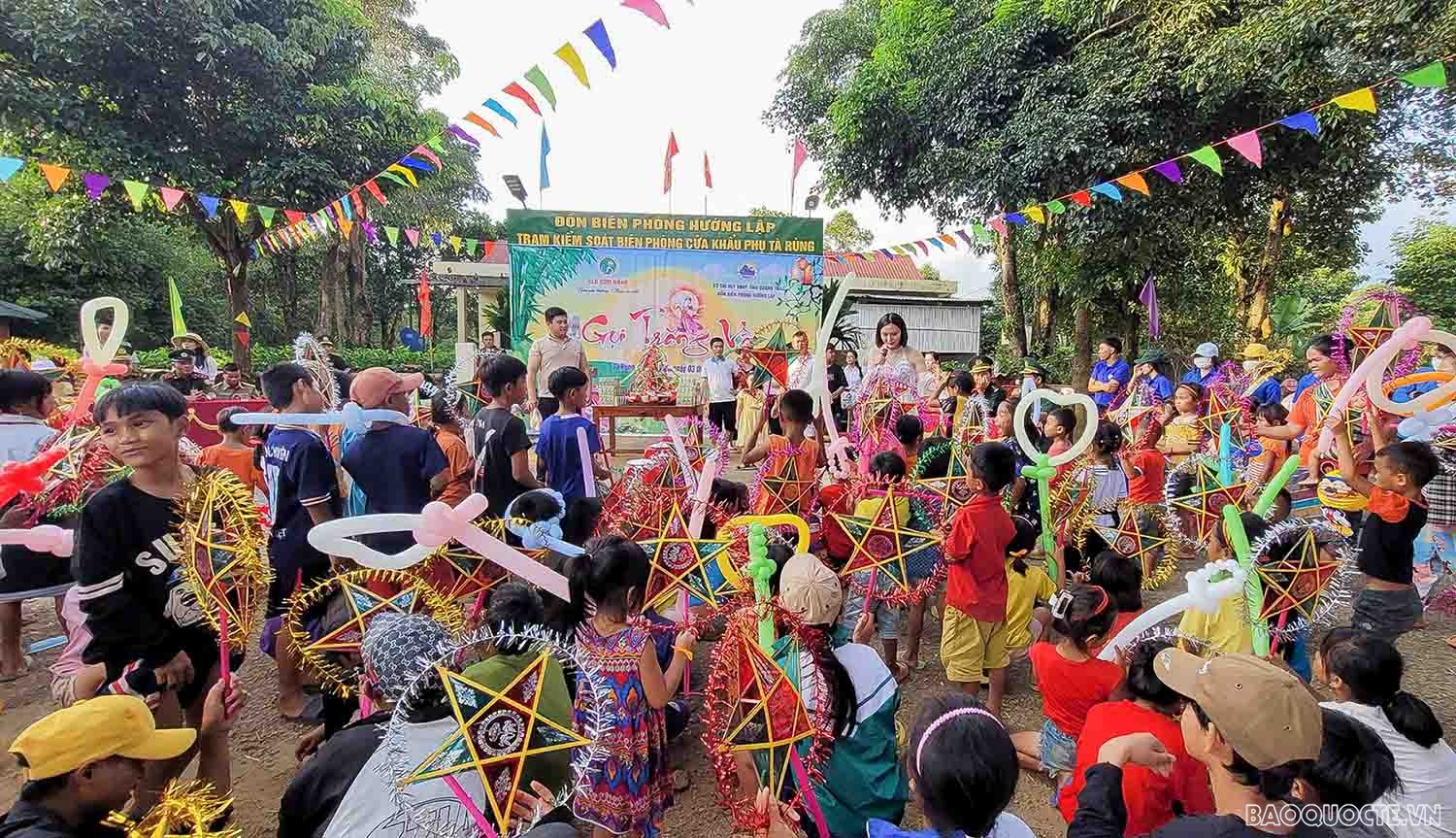 Tết trung thu nơi biên ải của 800 thiếu nhi Việt-Lào Tết trung thu nơi biên ải của 800 thiếu nhi Việt-Lào