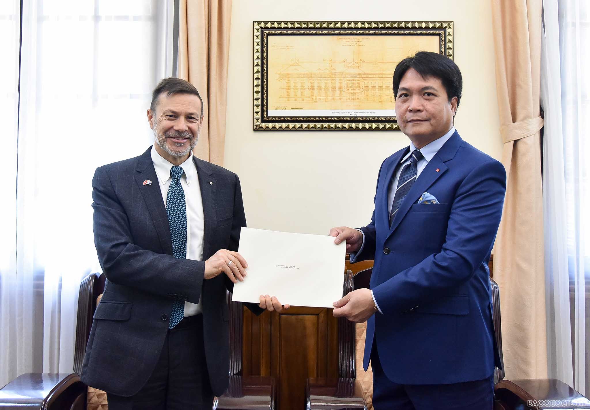 Cục trưởng Cục lễ tân tiếp các Đại sứ Luxembourg và Australia trao bản sao Thư ủy nhiệm