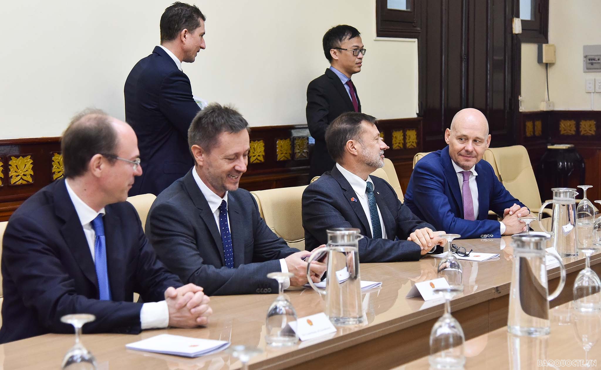 Cục trưởng Cục lễ tân tiếp các Đại sứ Luxembourg và Australia trao bản sao Ủy nhiệm thư