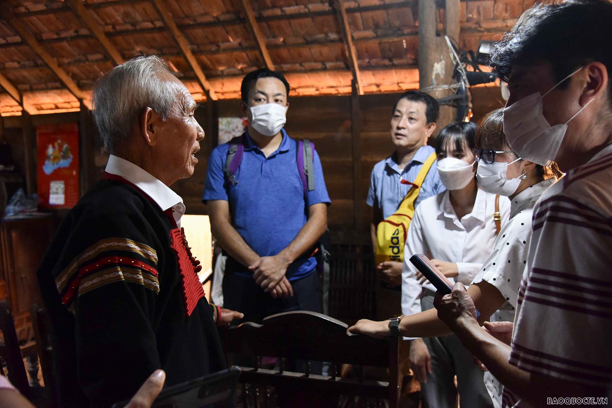 Đoàn phóng viên nước ngoài thăm nơi giáo dân Đắk Lắk sinh hoạt tôn giáo