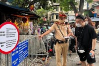 Tuyên truyền về an toàn giao thông, CSGT phát tờ rơi song ngữ trên ‘phố đường tàu’